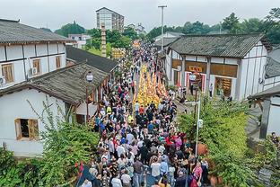 伤不起了！琼斯受伤离场，赫拉芬贝赫替补登场